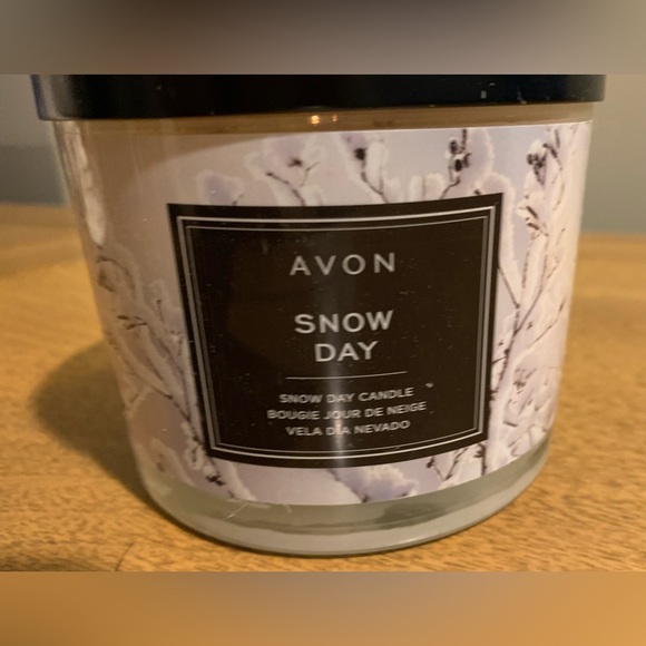 Snow Day 3-Wick Candle, Glass Jar, New In Box - Picture 4 of 12